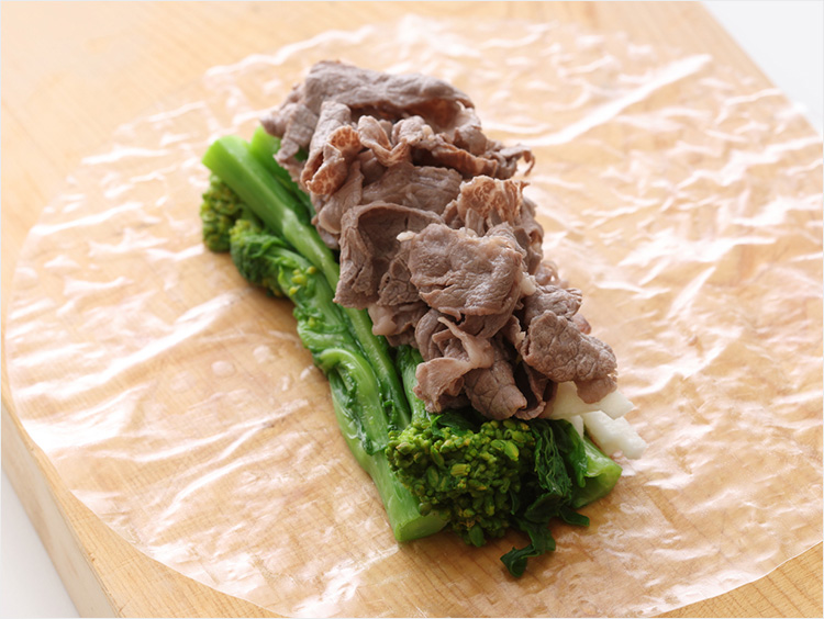 生春巻きの皮に具をおいたイメージ