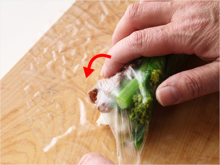 生春巻きを巻くイメージ