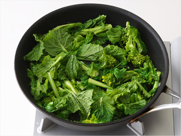 菜の花をフライパンに広げるイメージ