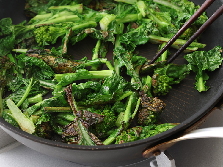 菜の花に焼き色がついたイメージ