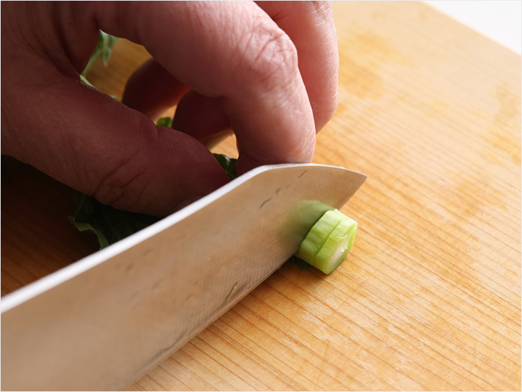 菜の花の茎を切るイメージ