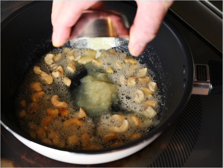 にんにく、しょうがを加えるイメージ