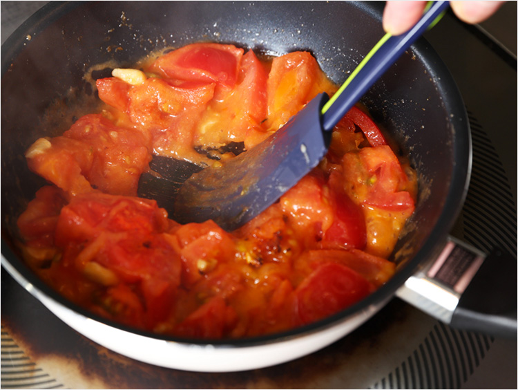 トマトを炒めるイメージ