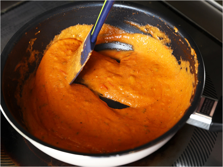 ソースを混ぜ合わせたイメージ