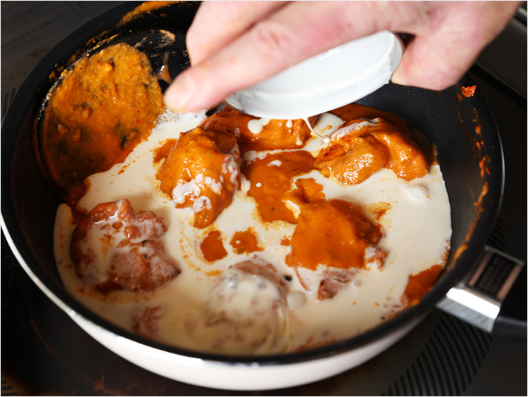 生クリームを加えるイメージ