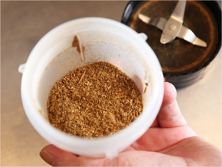 ガラムマサラをミルで挽いたイメージ 