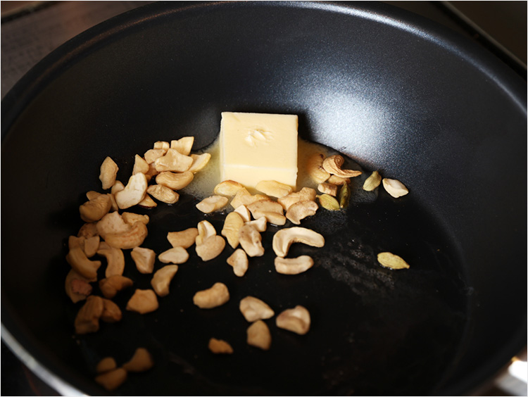 フライパンにバターを入れたイメージ