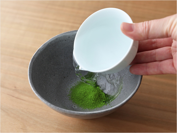 漉した抹茶にお茶を注ぎ入れる様子