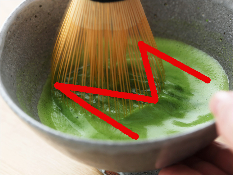 薄茶の点て始めの様子