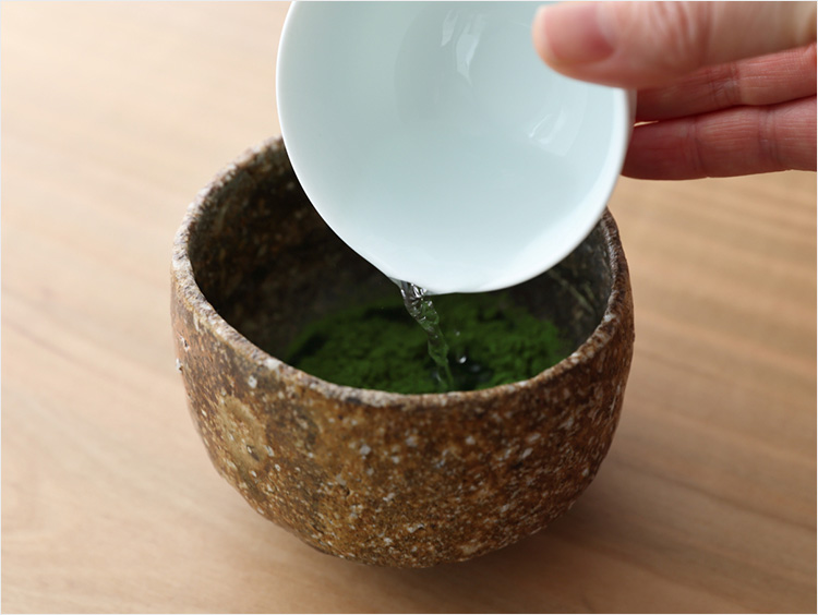 お湯を注ぐ様子