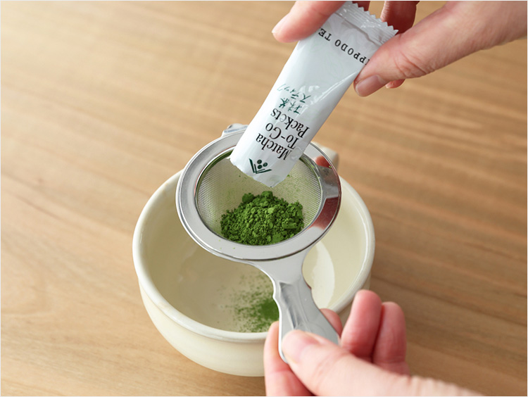 抹茶スティックを茶漉しに入れる様子
