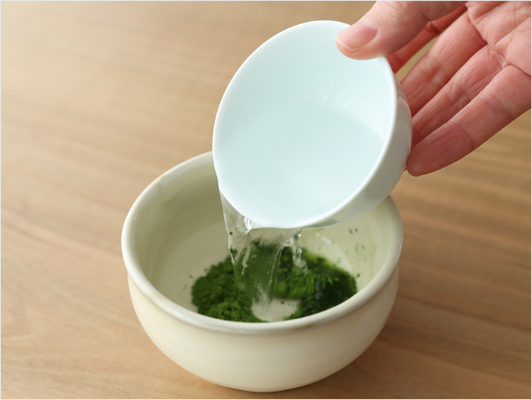 抹茶にお湯を注ぐイメージ