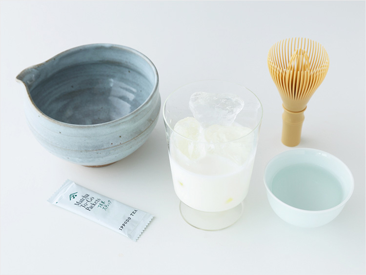 アイス抹茶ラテに使う茶器類と抹茶「抹茶スティック」