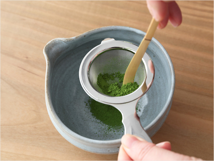 抹茶スティックを茶漉しに入れる様子
