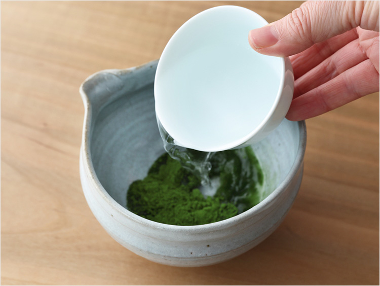 抹茶にお湯を注ぐイメージ　
