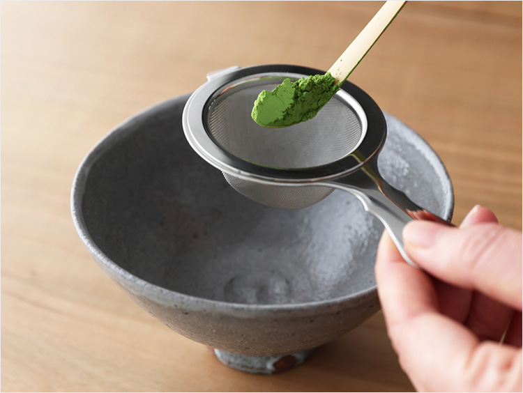 茶杓に盛られた抹茶1杯の分量イメージ