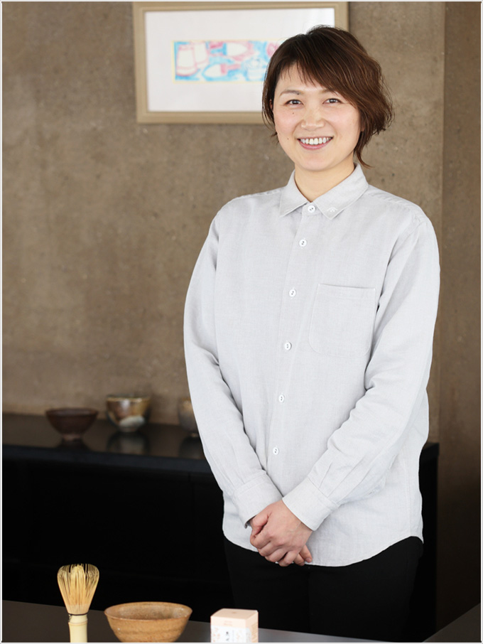 抹茶の点て方を教えてくれるご担当者の川越さん