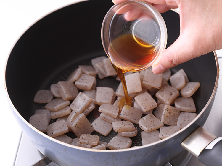 こんにゃくに調味料を加えるイメージ
