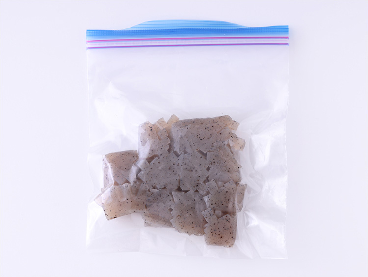 こんにゃくを密閉袋に入れたイメージ
