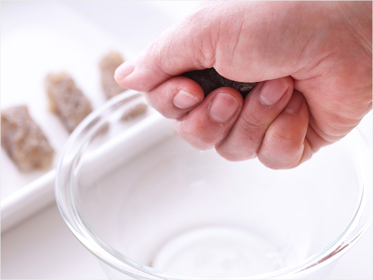 こんにゃくの水分を絞るイメージ