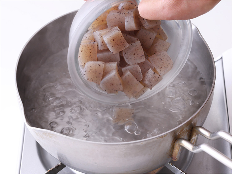 こんにゃくを湯に加えるイメージ