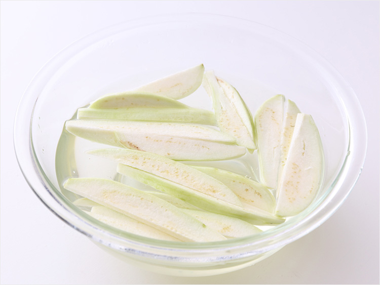 なすを水にさらすイメージ