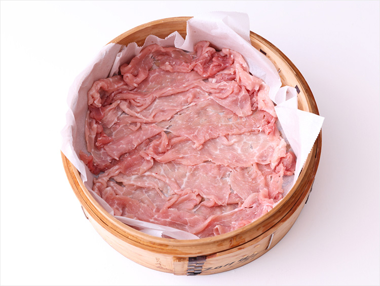 豚肉を蒸し器に並べたイメージ