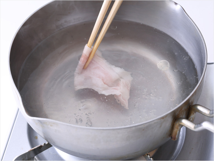 豚肉を茹ではじめたイメージ