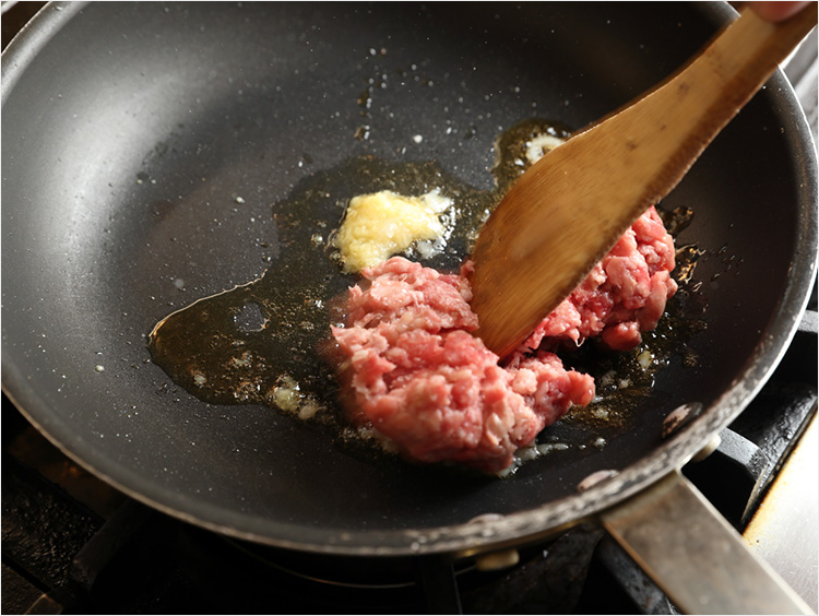 牛肉をフライパンに入れたイメージ