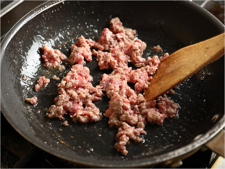 牛肉を炒めるイメージ
