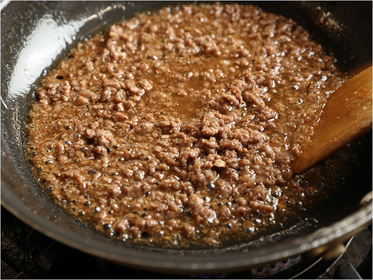 牛肉を炒め終えたイメージ