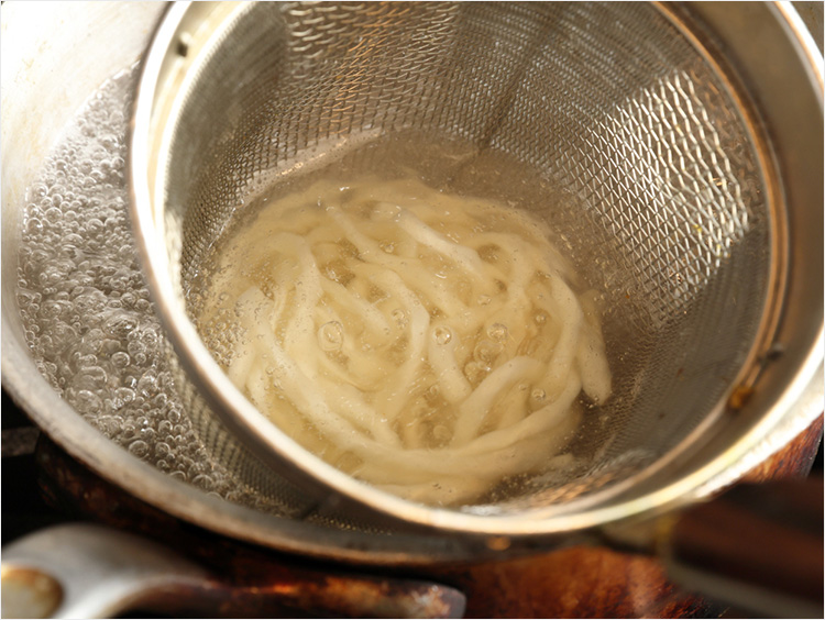 うどんをゆでるイメージ