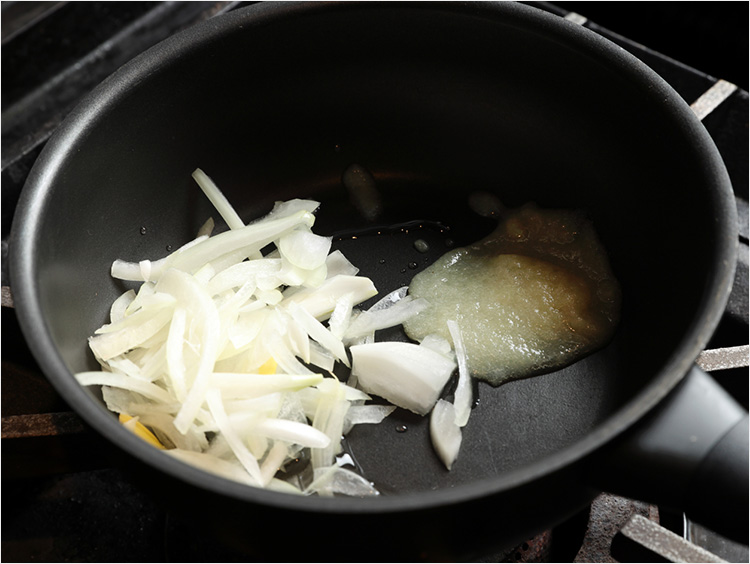 フライパンに入った玉ねぎのイメージ