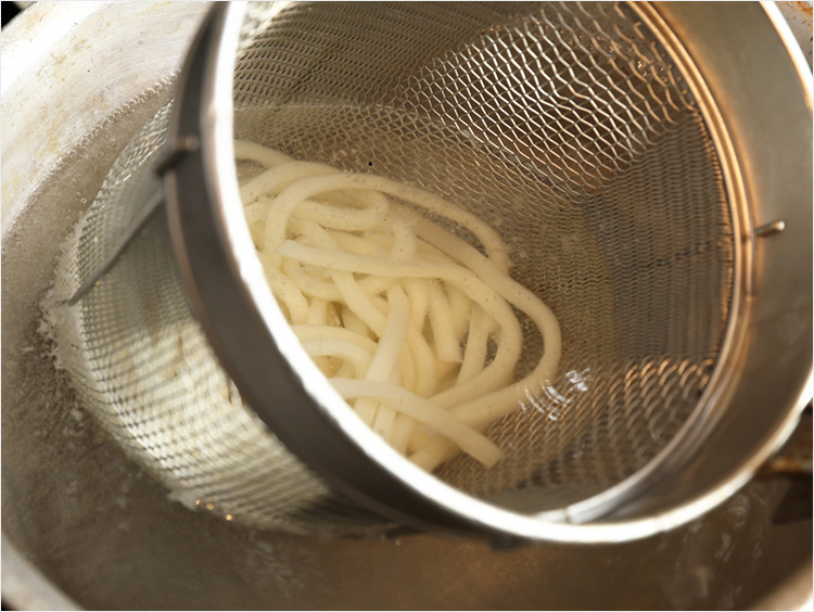 うどんを茹でるイメージ