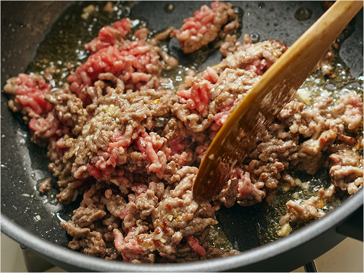 肉を炒めるイメージ