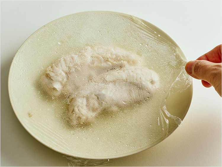 鶏ささみの蒸した蒸気を逃がすイメージ