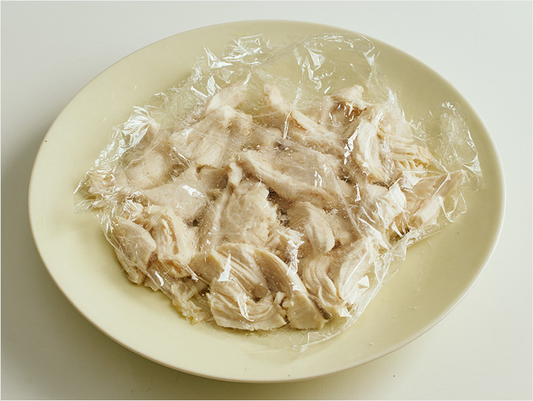 鶏ささみをほぐしてラップをかけたイメージ