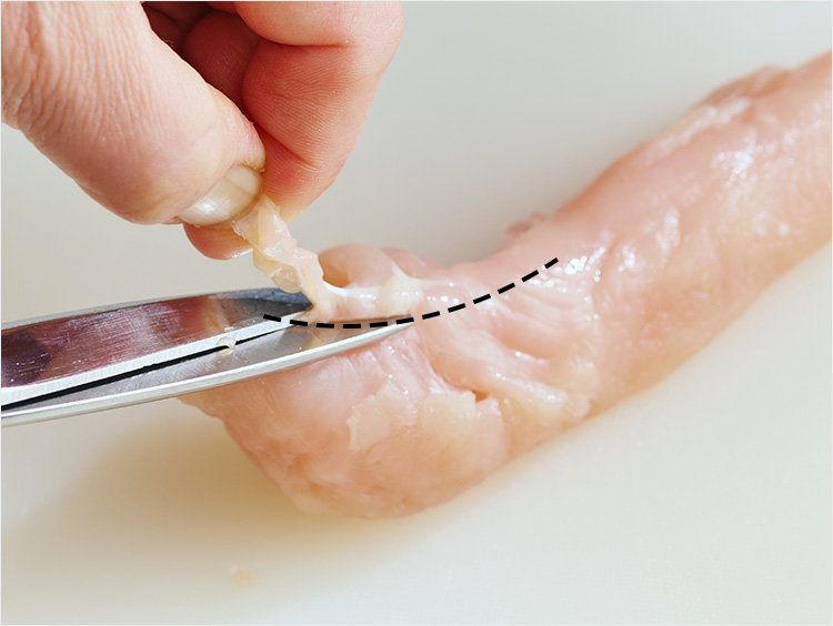鶏ささみの筋をはさみで切るイメージ