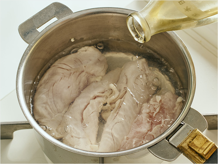 鶏ささみの茹で汁に日本酒を加えるイメージ