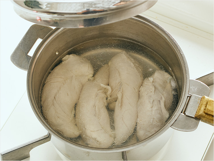 鶏ささみを茹でる途中でフタを閉めるイメージ