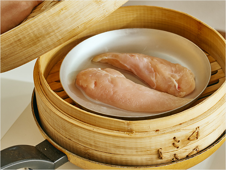 鶏ささみが入った蒸し器のフタを閉めるイメージ