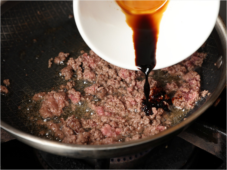 肉にしょうゆを加える入れるイメージ