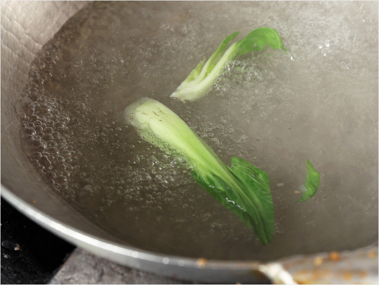 チンゲン菜をゆでるイメージ