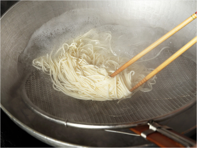 麺をゆでるイメージ