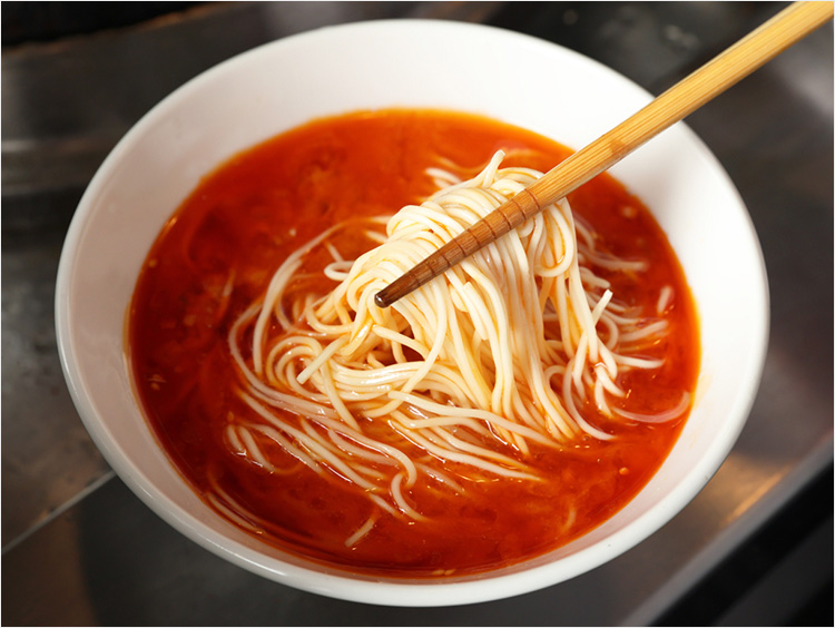 麺を丼に入れるイメージ