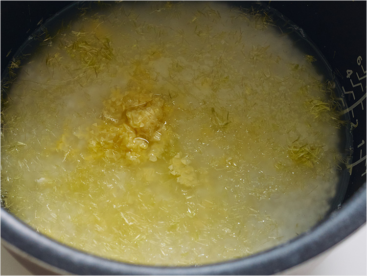 炊く前の炊飯釜のイメージ