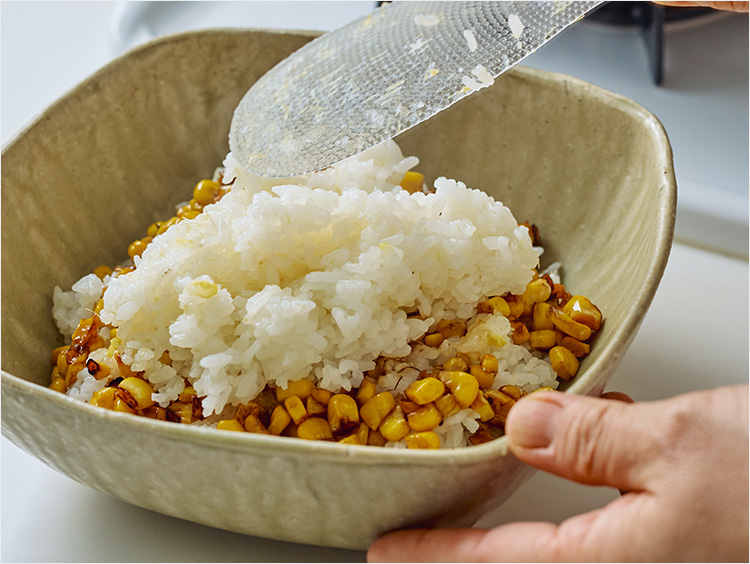 ごはんを盛るイメージ