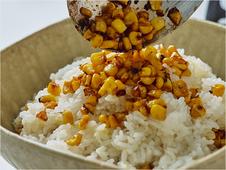とうもろこしをご飯にのせるイメージ