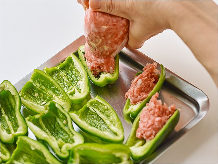 肉を詰めるイメージ