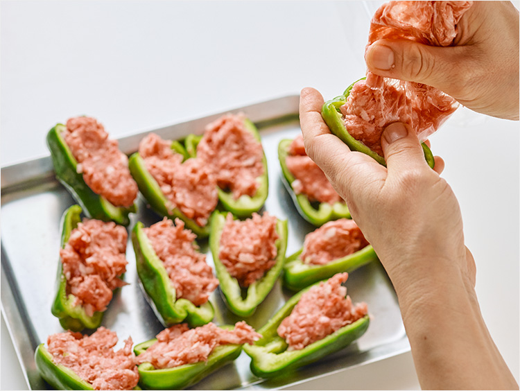 肉を詰め終えるイメージ